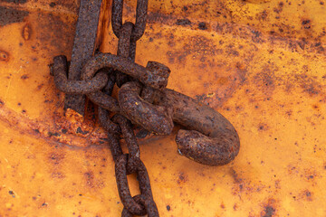 maillon de chaine sur fond de métal rouillé