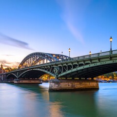 Naklejka premium Parisian bridge at twilight