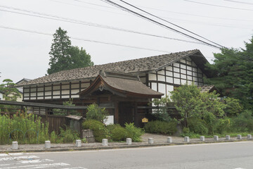 Obraz premium 日本：中山道和田宿（旧宿場町）・本陣【国指定史跡】薬医門と主屋／長野県長和町・8月