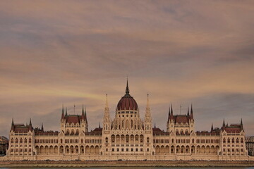 Obraz premium Scenic view of the Hungarian Parliament Building at sunset