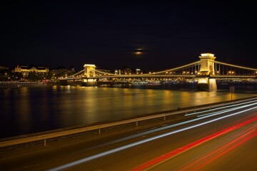 Fototapeta premium Chain Bridge illuminated at night over the Danube River, Budapest, Hungary