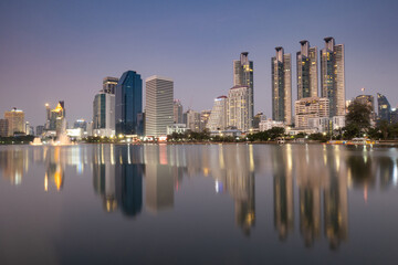 Fototapeta premium Bangkok lake and skyline