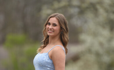 Naklejka premium Teen girl prom headshot