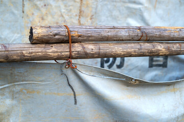 足場丸太を番線で固定した様子