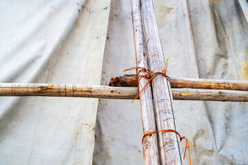 足場丸太を番線で固定した様子