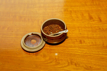 木のテーブルに置かれた七味唐辛子