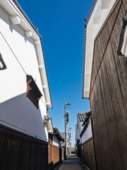 白壁と板壁の今井町路地景観