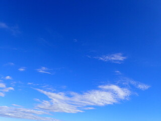 青空の雲の背景、文字入れ可能