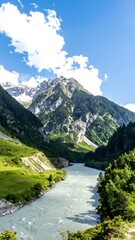 Obraz premium Mountain river valley under a partly cloudy sky