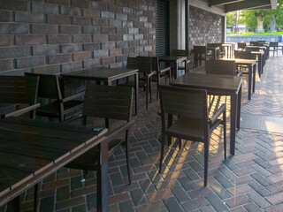 おしゃれな雰囲気の公園にある野外のテーブル