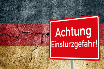 Flagge von Deutschland auf einer rissigen Mauer als Symbol für marode, deutsche Wirtschaft und ein...