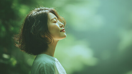 森の中で目を閉じて深呼吸する女性、リフレッシュ, 穏やか, 瞑想, 自然, 癒し、リラックス