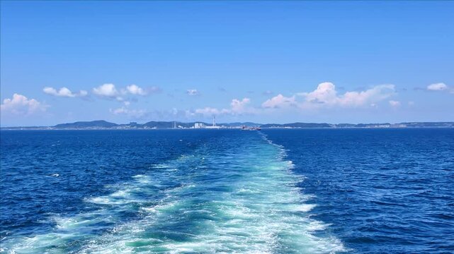 三浦半島沖を進むフェリー船からの風景