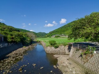 山間の田舎の風景