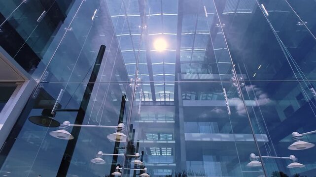 Facciata continua d'ingresso di edificio contemporaneo 