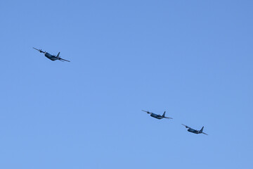 ３機で飛ぶ米軍輸送機