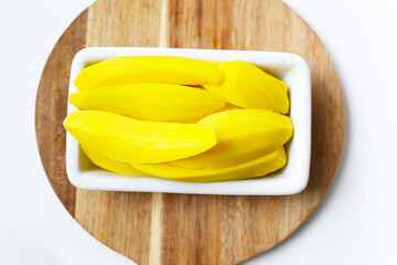 Pickled mango slices, sweet and crunchy