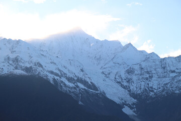 Obraz premium Jagged, snowy peaks loom under a cloudy sky Meili Snow Mountain Yala Snow Mountain, Sichuan, China