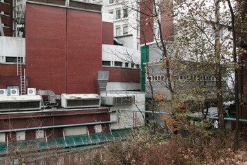 Exterior view of a modern hospital building, showing a clean and professional atmosphere of medical facilities.