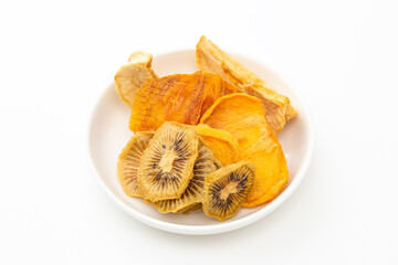 皿に入ったドライフルーツ　白バック