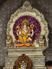 Obraz premium Pune, Maharashtra, 27 August 2025, People and devotee at famous Kasba Ganpati during Ganpati Festival 2025.