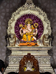 Obraz premium Pune, Maharashtra, 27 August 2025, People and devotee at famous Kasba Ganpati during Ganpati Festival 2025.