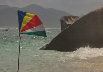 Nationalstolz am Traumstrand; Flagge der Seychellen an der Anse Source d'Argent auf La Digue