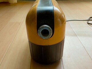 昭和の時代に買った黄色い電動鉛筆削り
