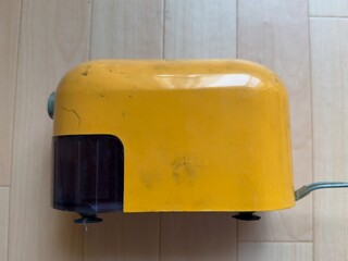 昭和の時代に買った黄色い電動鉛筆削り

