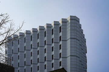 Exterior view of a modern hospital building, showing a clean and professional atmosphere of medical facilities.