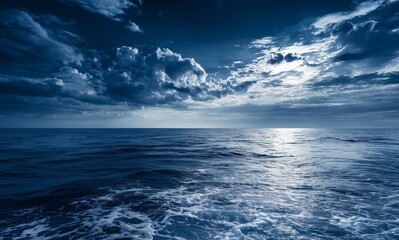 Obraz premium Dramatic Ocean Horizon with Stormy Clouds
