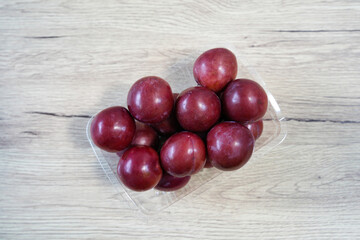 パック入りの甘いすもも ハリウッド