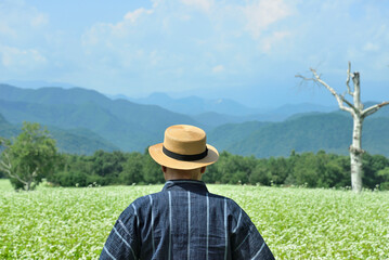 ソバ畑を散策している老人