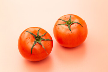 トマト　ピンク背景