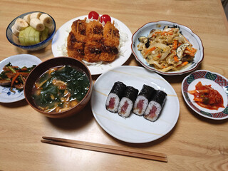 An example of a set meal of tuna rolls and skewers / マグロの鉄火巻きと串揚げの定食セットの一例(デザート付き)