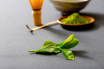 抹茶を点てる　　黒背景の抹茶イメージ