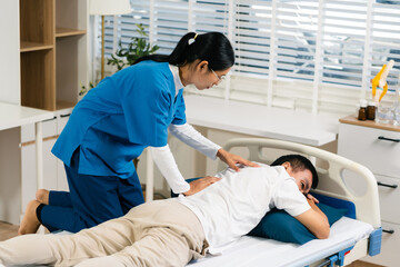 Obraz premium senior man doing exercise at clinic with physiotherapist. help of a personal trainer during a rehabilitation session.