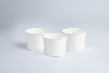 Three paper cups, each 390 cc, that can be used for both hot and cold drinks, are placed in a row on a white background.