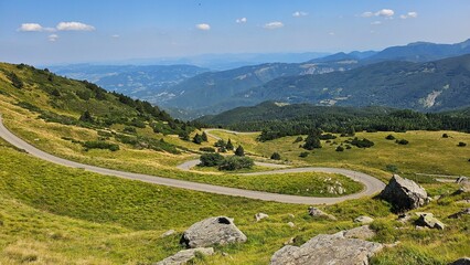 strada con tornanti nel verde della montagna © fotoforfun