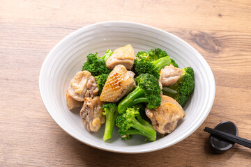 鶏肉とブロッコリーの塩こうじ炒め