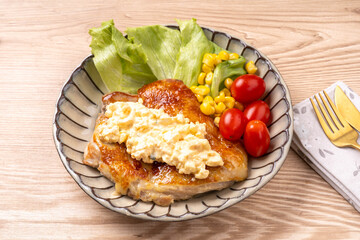 鶏ももステーキのタルタルソース添え