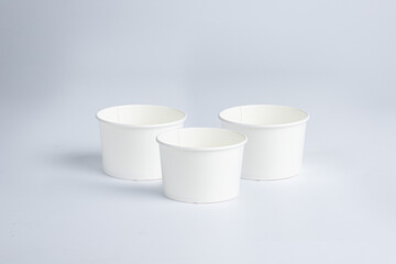 Three paper cups, each 520 cc, that can be used for both hot and cold drinks, are placed in a row on a white background.