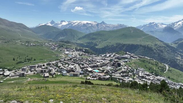 Alpe d'huez dans les alpes francais en &eacute;t&eacute; 