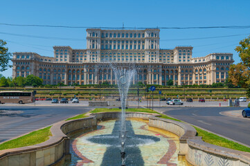 Pałac Parlamentu w Bukareszcie z fontanną na tle błękitnego nieba © smoku7979