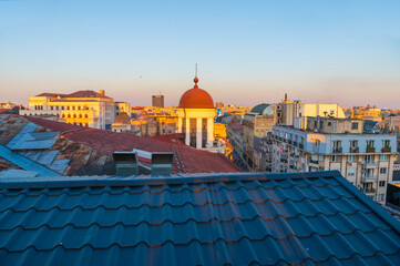 Panorama Bukaresztu o zachodzie słońca – dachy miasta i historyczna architektura © smoku7979