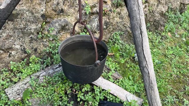 Pentololino di ferro con acqua