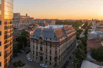 Panorama Bukaresztu o zachodzie słońca panorama na starą zabytkową część Bukaresztu. Widok z pubu Linea.