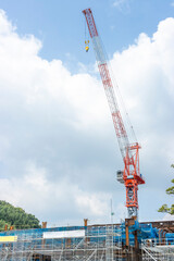 クライミングクレーンと建設中のビル。建設現場のイメージ