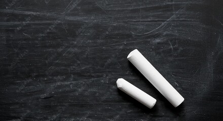 Naklejka premium Chalk on Blackboard Background | Texture for School Education, Art, and Design Projects