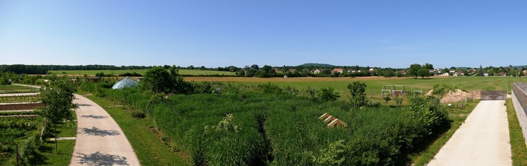 Photo panoramique du jardin paysager de la saline royale d’Arc-et-Senans dans le Doubs en...
